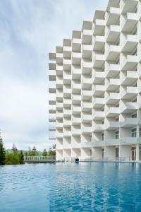 Bazén v ubytovaní Crystal Mountain Hotel Wisła alebo v jeho blízkosti