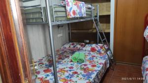 een stapelbed met een paar groene schoenen erop bij Sant Jordi Santiago in Tossa de Mar