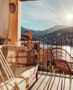 un portico con divano e sedie sul balcone di Casa Vista Bonita a Port de Sóller