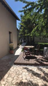 une terrasse avec une table et des chaises à côté d'une maison dans l'établissement Maison/Studio Clichy sous bois/Le Raincy, à Clichy-sous-Bois