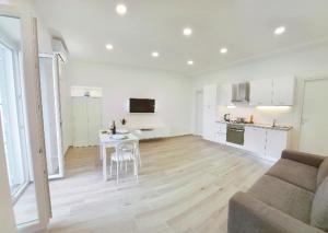 Η κουζίνα ή μικρή κουζίνα στο FOUR WHITE APARTMENTS