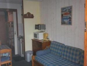 a living room with a couch and a microwave at Residence Chalet club in Modane