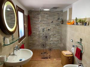 y baño con ducha, lavamanos y lavamanos. en Alloggio a via Impero en Lenola