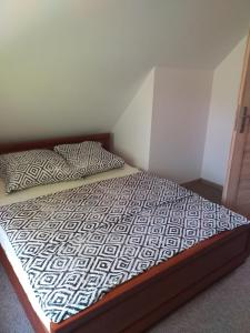 A bed or beds in a room at Domek na Mazurach -Pieczarki