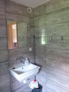 PozezdrzeDomki na Mazurach -Pieczarki的浴室里有洗手池和镜子 更多21张照片