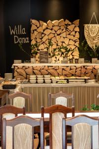 
Restauracja lub miejsce do jedzenia w obiekcie Willa Dana
