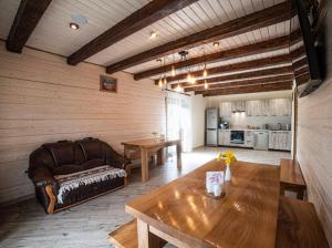una sala de estar con un sofá y una mesa en Villa Grace, en Oryavchyk 43 fotos más