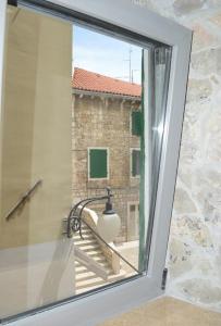 ventana con vistas a un edificio en Vicencin place Downtown studio apartments, en Šibenik
