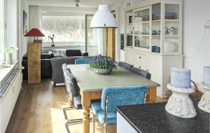 cocina y sala de estar con mesa y sillas en Stern, en Bergen aan Zee
