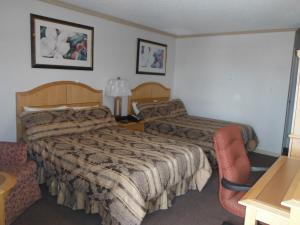 Postel nebo postele na pokoji v ubytování Tumbler Ridge Inn