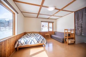Ένα ή περισσότερα κρεβάτια σε δωμάτιο στο Matsu House - 5 min walk to Rusutsu Ski Resort +23 φωτογραφίες