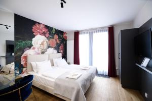 sypialnia z łóżkiem i obrazem na ścianie w obiekcie Aparthotel Inspire Miodova Residence w Krakowie