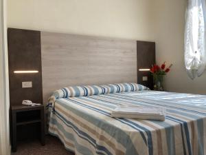 Postel nebo postele na pokoji v ubytování Hotel Verdesolemare