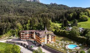 una vista aérea de un hotel en las montañas en Parc Hotel Miramonti, en Fiè