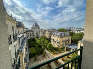 uma vista da cidade a partir da varanda de um edifício em Myhomezen Chessy Disneyland Val d'Europe - 3D PlayStation 4 em Chessy