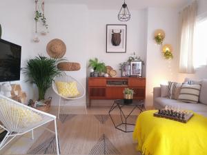 salon z kanapą i stołem w obiekcie Atico Torremolinos w mieście Torremolinos
