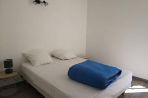 Tempat tidur dalam kamar di Maison au milieu des vignes