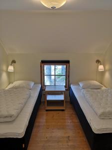 Tempat tidur dalam kamar di Trysunda Vandrarhem & Skärgårdscafé