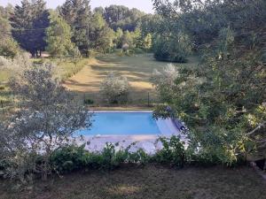 una vista aérea de una piscina en un jardín en Gîte Gard 4-5 personnes Piscine et rivière, en Saint-Julien-de-Cassagnas