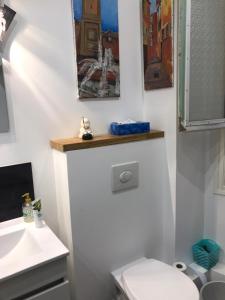 ein Badezimmer mit einem weißen WC und einem Waschbecken in der Unterkunft Nissa la Bella in Nizza
