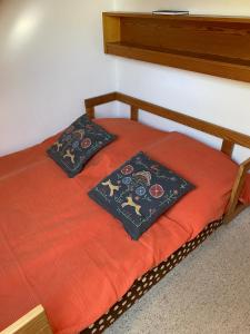 małe łóżko z dwoma poduszkami na górze w obiekcie Panorama Point w mieście Sasbachwalden