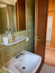 La salle de bains est pourvue d'un lavabo et d'un miroir. dans l'établissement Panorama Point, à Sasbachwalden