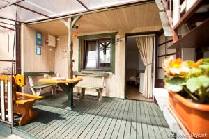 una veranda di una casa con tavolo e finestra di u Emilii pokoje gościnne a Niechorze