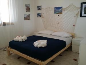 a bedroom with a bed with towels on it at Relax e mare Pachino (Costa dell'Ambra) Marzamemi in Pachino +21 photos