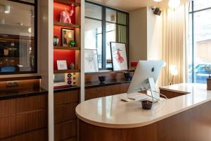un ufficio con una scrivania e un computer portatile di Maison Mère a Parigi Altre 18 foto