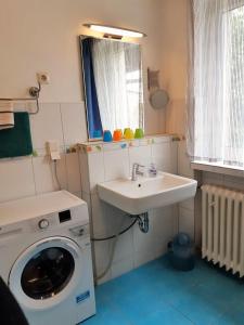 a bathroom with a washing machine and a sink at Ferienwohnung Petronela in Waren