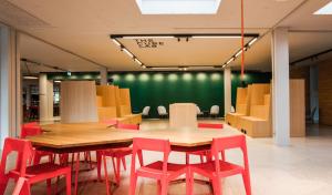 Area tempat duduk di The Lab Hotel & Apartments