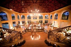 un gran vestíbulo con escaleras y una lámpara de araña en Majestic Colonial Punta Cana - All Inclusive, en Punta Cana