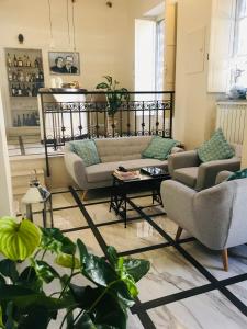 ein Wohnzimmer mit 2 Sofas und einem Tisch in der Unterkunft Hotel Casa Adele in Taormina