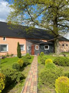 ceglana ścieżka przed domem w obiekcie Agroturystyka u Jana w mieście Parowa