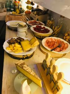 un tavolo con molti piatti di cibo sopra di Cà Virò ad Albosaggia