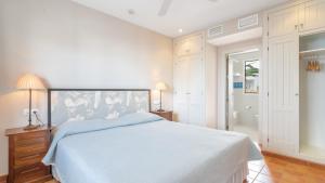 Кровать или кровати в номере Real Agua Amarga Las Villas +32 фотографии