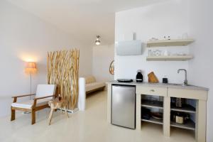 A kitchen or kitchenette at Aigeis-milos