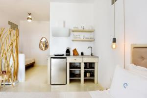 A kitchen or kitchenette at Aigeis-milos