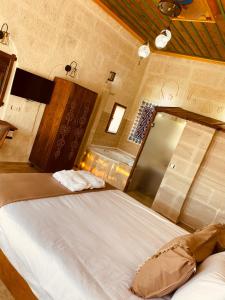 A bed or beds in a room at Zuwinasa House Hotel
