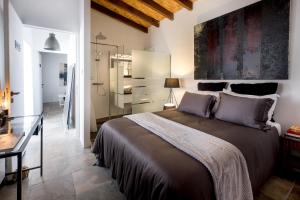 a bedroom with a large bed in a room at Casa BOHO in Alaminos