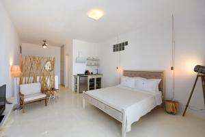 A bed or beds in a room at Aigeis-milos