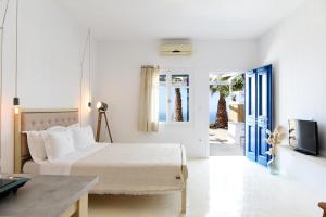 A bed or beds in a room at Aigeis-milos