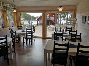 En restaurang eller annat matställe på Trysunda Vandrarhem & Skärgårdscafé