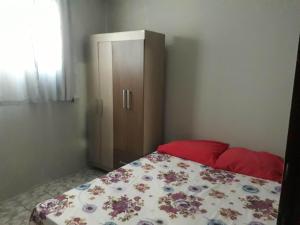 a small bedroom with a bed and a cabinet at Apartamento 1 Boa Vista 1 Caruaru in Caruaru