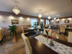 une salle à manger avec des tables, des chaises et des lumières dans l'établissement Sadyba SPA, à Karpacz