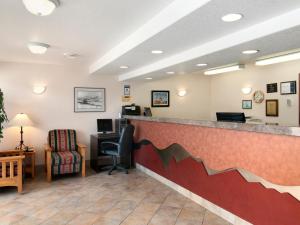 a living room filled with furniture and a fire place at Travelodge by Wyndham Drumheller AB in Drumheller