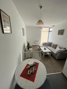 uma sala de estar com uma mesa e um sofá em Vila Marina Lux em Zlatibor