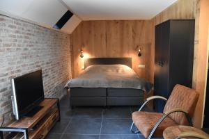 Katil atau katil-katil dalam bilik di De Kasteelboerderij