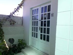 Eine Tür zu einem Haus mit der Nummer acht drauf. in der Unterkunft Apartamento 3 Bairro Boa Vista 1 Caruaru-PE in Caruaru