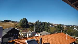 uma vista para uma casa com um telhado laranja em Apartamento Serrano 2 em São Joaquim